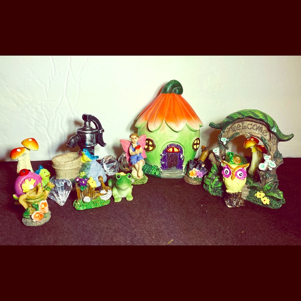 “Brand New” 18 Pieces Rosey Fairy Garden Set